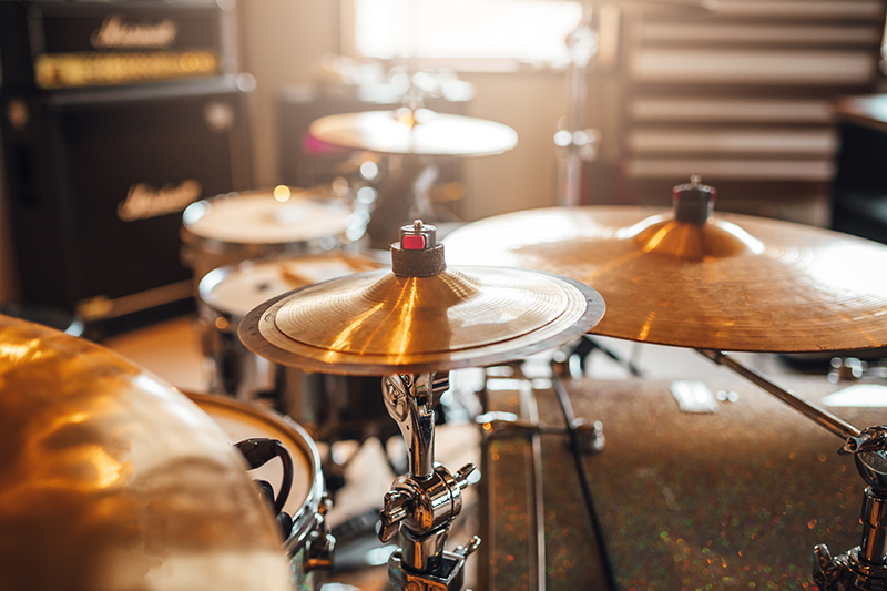 音楽スタジオで演奏を楽しむ